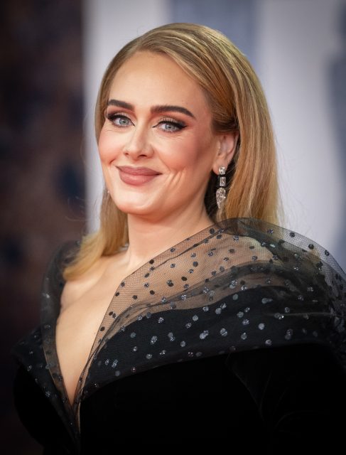 全英音樂獎Brit Awards:Adele、Anne-Marie和Maya Jama不是撞衫 卻是「撞妝」?