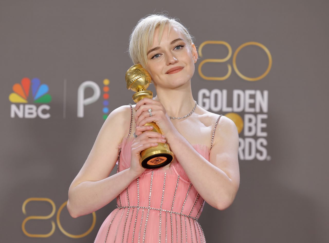 Style File：卸下《創造安娜 Inventing Anna》詐騙女王形象，飾演者 Julia Garner 以古典美學着裝風靡時尚圈