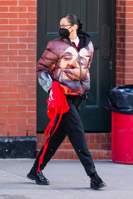 Bella Hadid 向電影《Taxi Driver》致敬的羽絨外套,原來弟弟 Anwar Hadid 早在一年前已穿過?