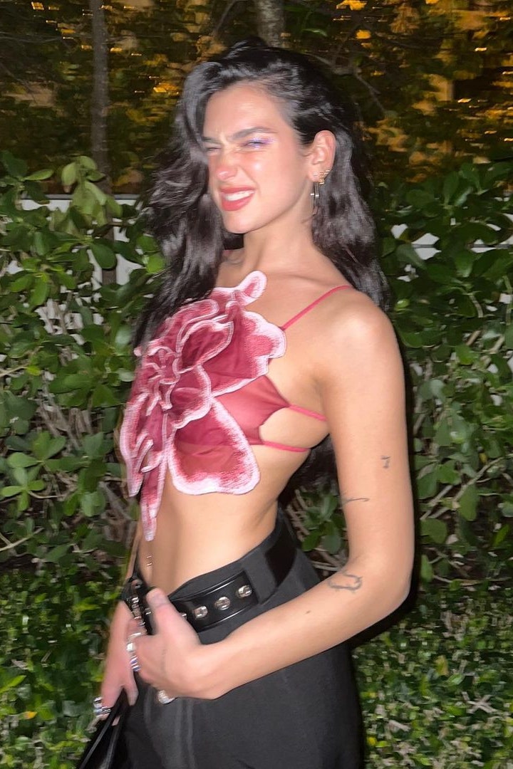 Dua Lipa 身上的花瓣上衣，出自俄羅斯設計新星的小眾品牌 Ch4rm？