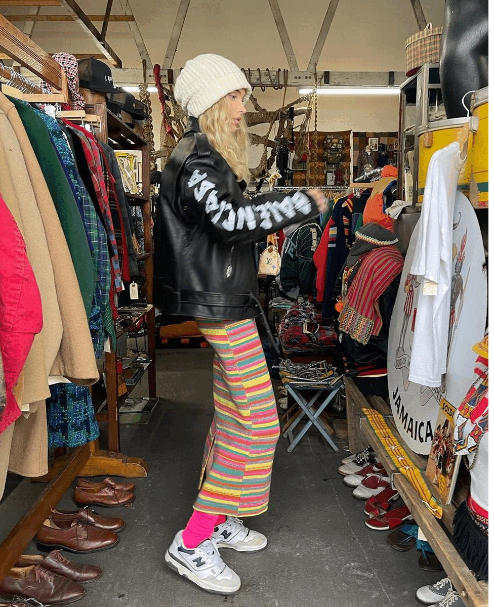 一眾 It Girls 認證的 2022 年時尚造型必備運動鞋：New Balance 550