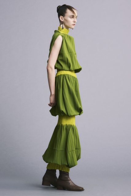 Issey Miyake 藉種子萌芽寄寓希望,以製衣工藝展示植物茁壯成長的各種姿態| Fall / Winter 2022