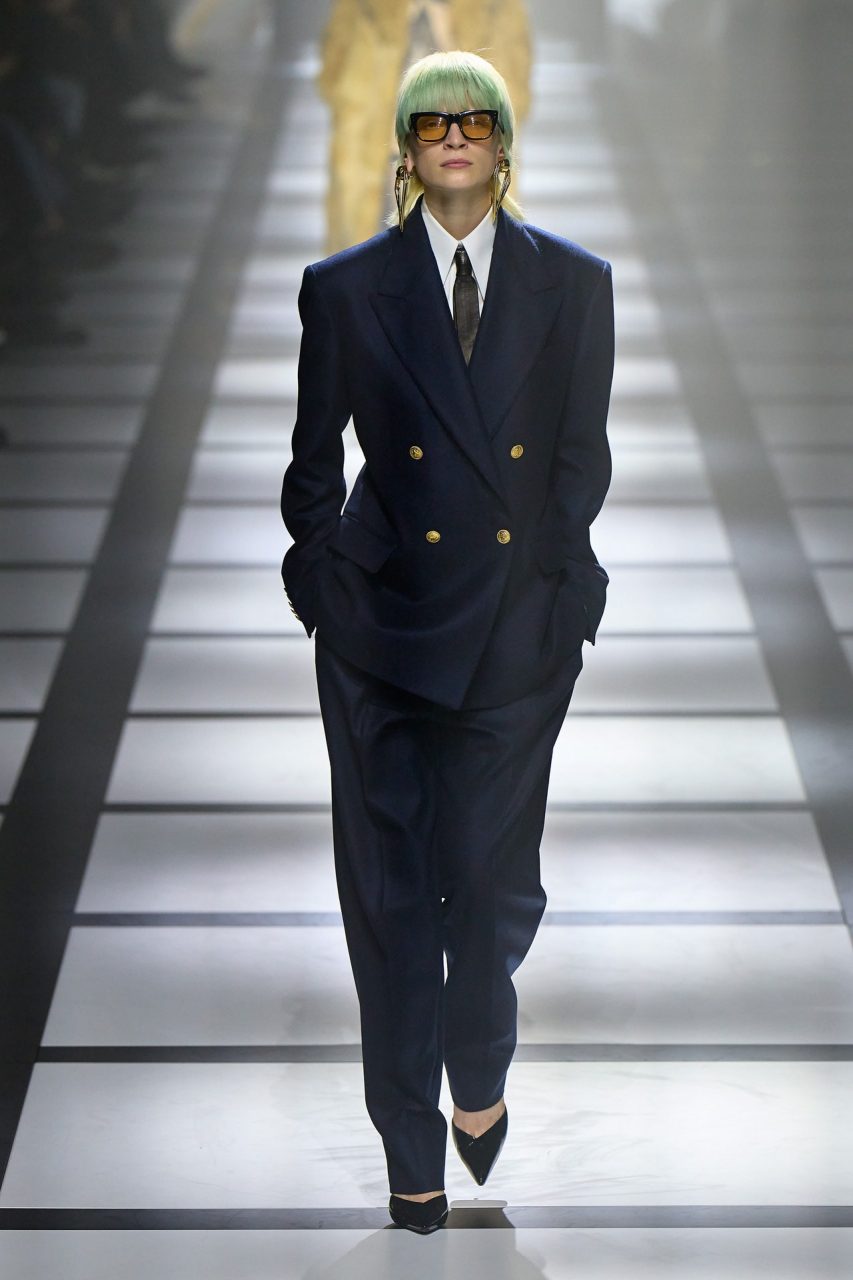 從 Gucci、Tod’s 到 Versace， 經典意式外套賦予全新時尚面貌