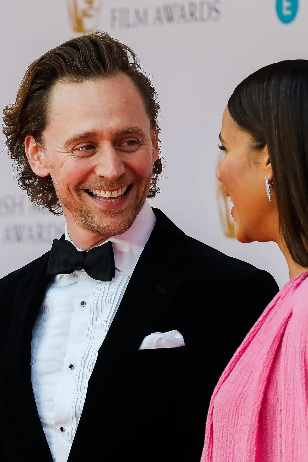 男神「洛基」Tom Hiddleston 與 Zawe Ashton 訂婚了！重量級鑽戒早就悄悄曝光？