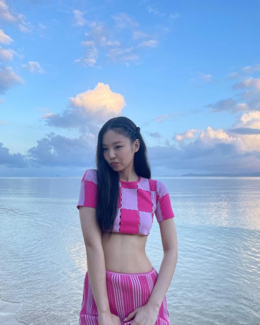 Blackpink Jennie 親赴夏威夷，以全身粉紅造型欣賞 Jacquemus 2022 春夏系列時裝展！