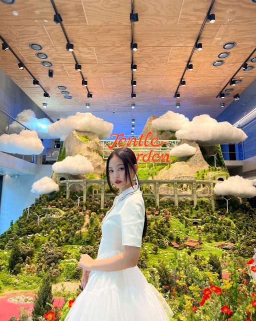 Jennie最夢幻唯美的美甲:透明的藍天白雲