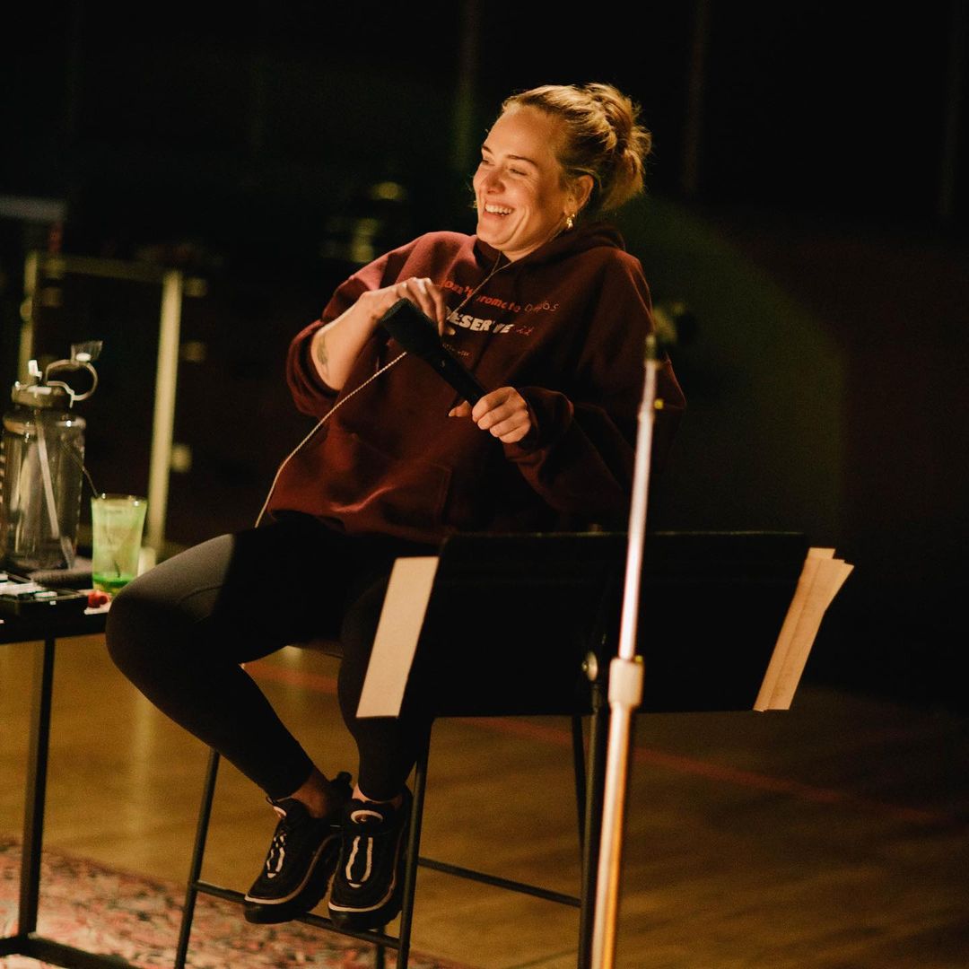 擁抱休閒時尚的魅力：Adele 展示 Normcore 運動鞋配搭緊身褲穿搭造型