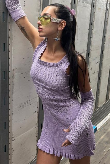 Dua Lipa 親身示範 2022 年大熱丁香紫色!更不忘分享她今季私底下的時尚穿搭