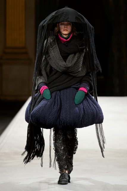 Yohji Yamamoto 化身操縱天氣的神? 為自己製造黑色夢幻雨|Fall/Winter 2022