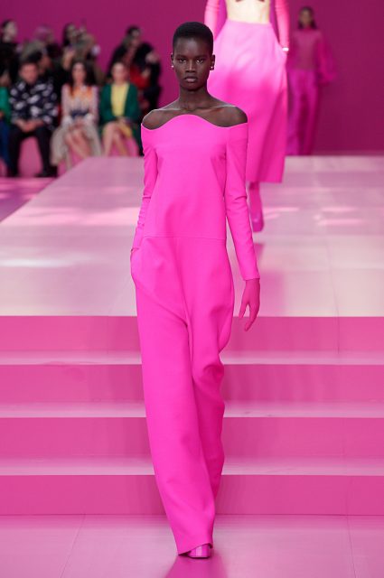 走進 Valentino 粉色世界!Pierpaolo Piccioli 將所有情感都濃縮到一種 PinkPP 色調當中 | Fall/Winter 2022