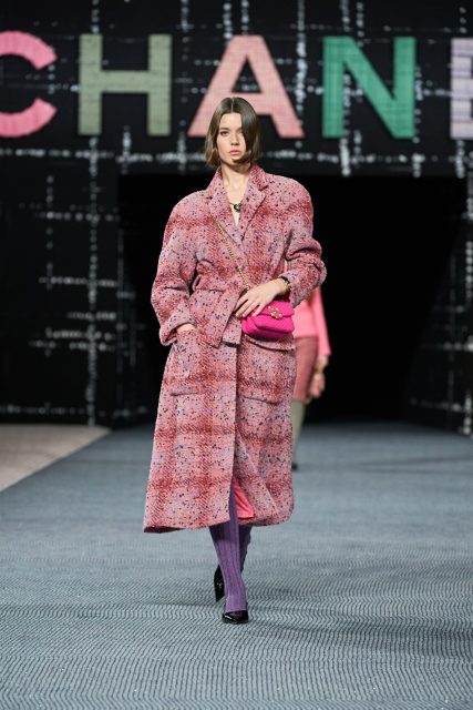 回想1920年代的蘇格蘭,一同追溯 Gabrielle Chanel 發掘斜紋軟呢的浪漫故事 | Chanel Fall/Winter 2022