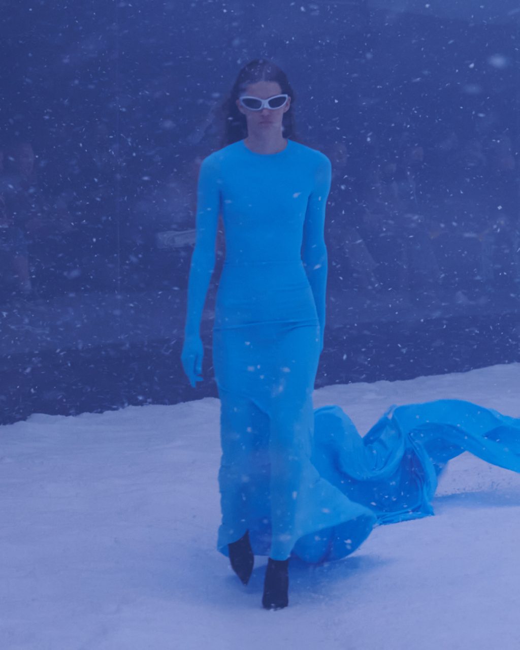 玩轉 Apple logo、全新「垃圾袋」設計、飄雪場地：一 文看清 Balenciaga 最新系列精華 ｜Fall / Winter 2022