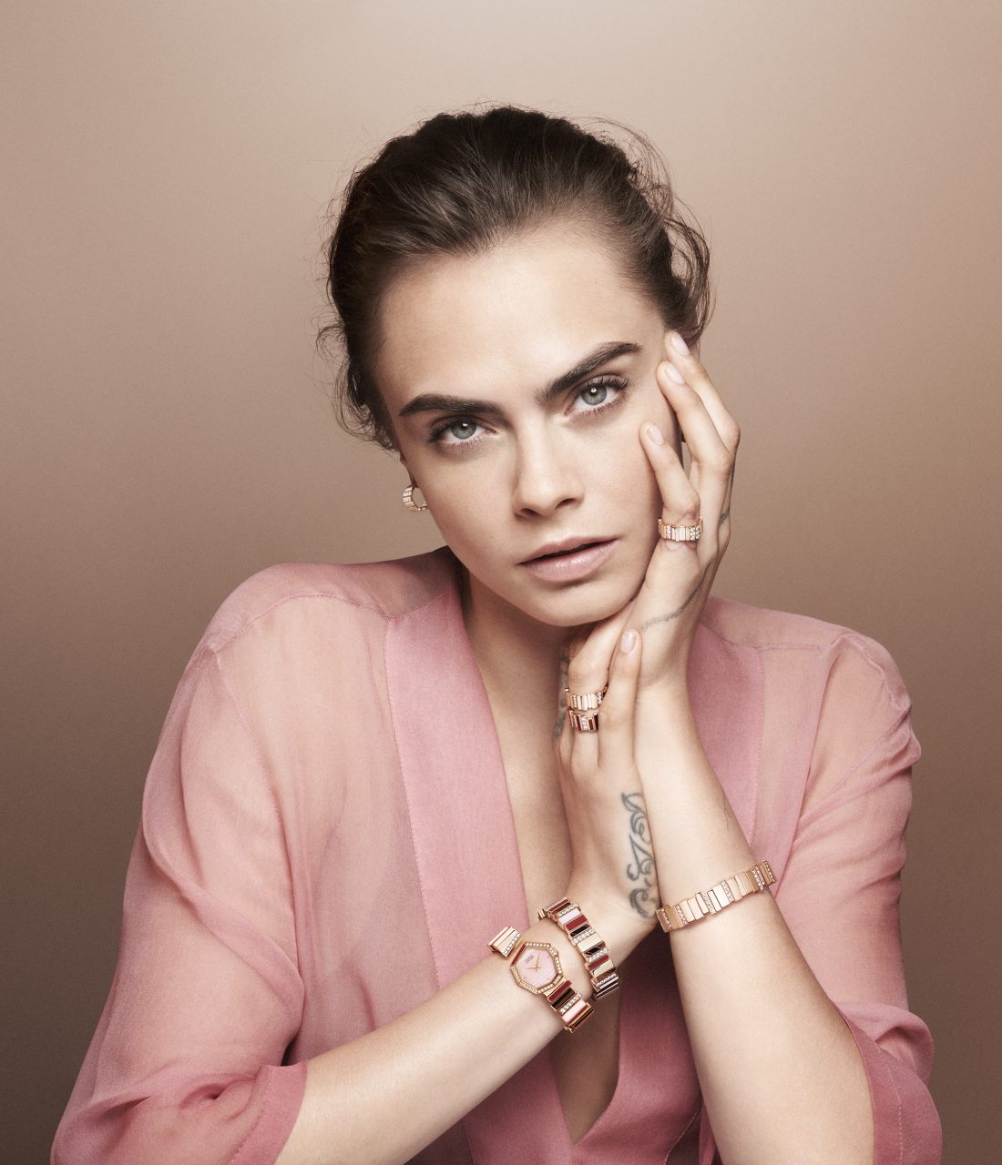 Cara Delevingne 戴上最新 Gem Dior 系列珠寶及腕錶：以礦物元素為靈感 頌揚自然之美