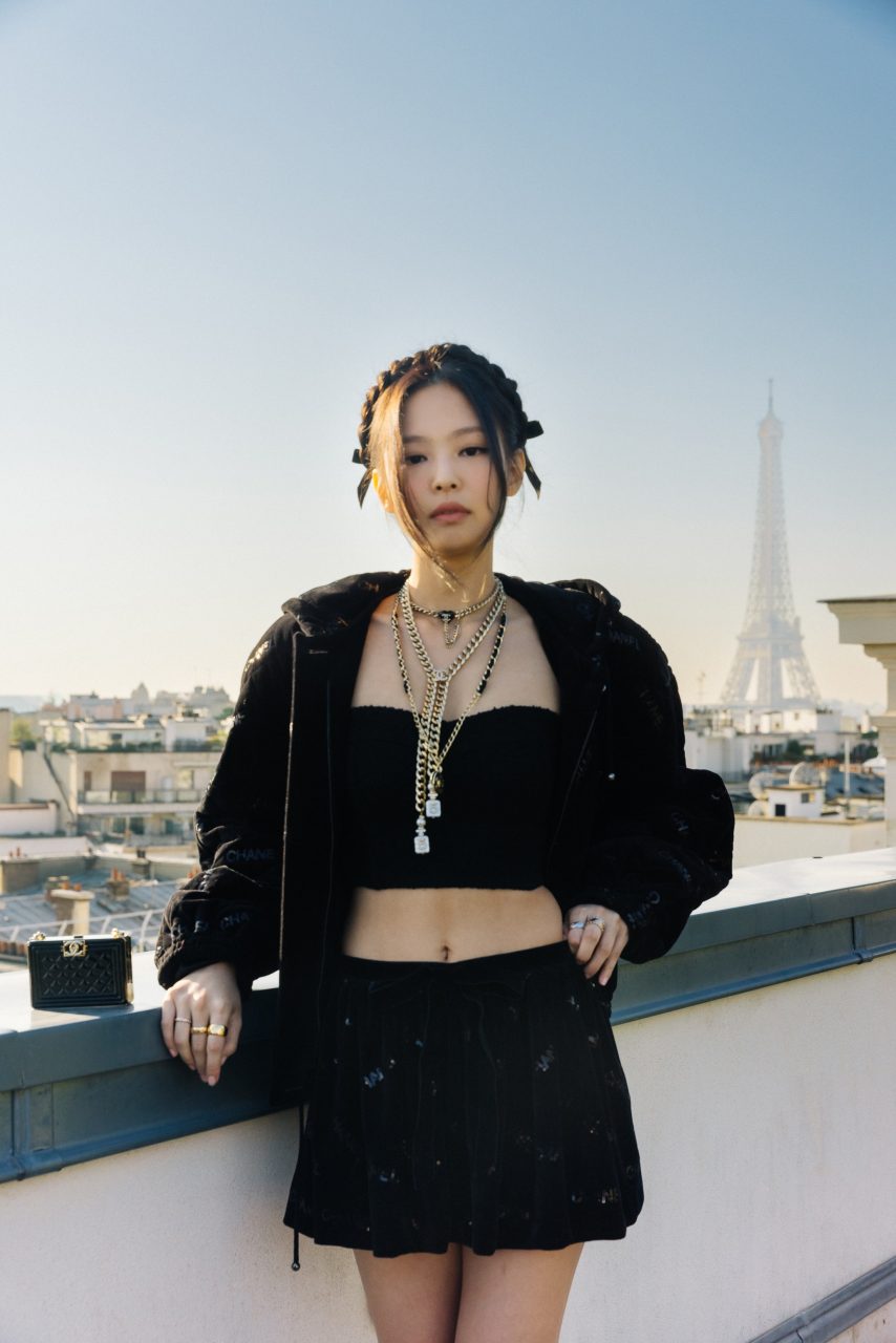 喜歡在巴黎街頭看路人？「人間香奈兒」Jennie 甜美現身 Chanel 2022 秋冬時裝展 分享看展心得