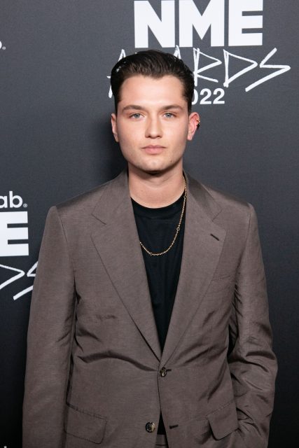 為 Dolce & Gabbana 走天橋、成為 Brioni 最新廣告面孔!25 歲演員兼模特兒 Rafferty Law 努力跳出「Jude Law 兒子」的稱號