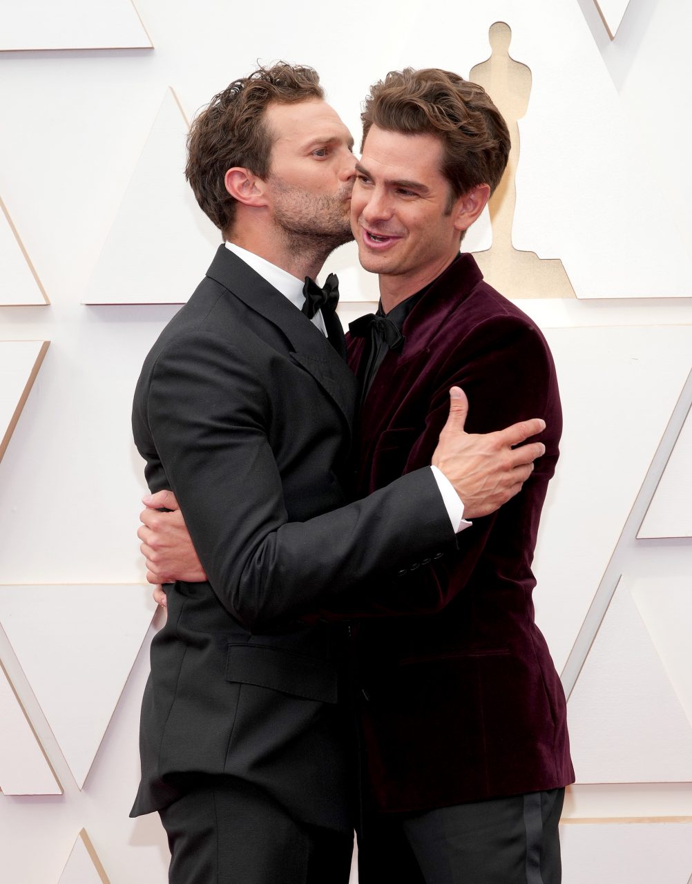 男神 Andrew Garfield 和 Jamie Dornan 在奧斯卡紅地毯上「親吻」！成名前他們與蝙蝠俠、奧斯卡影帝及夜魔俠原來是五人幫？
