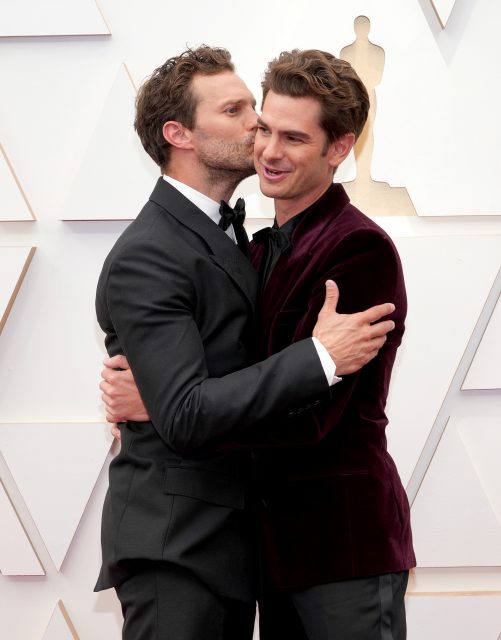 男神 Andrew Garfield 和 Jamie Dornan 在奧斯卡紅地毯上「親吻」!成名前他們與蝙蝠俠、奧斯卡影帝及夜魔俠原來是五人幫?