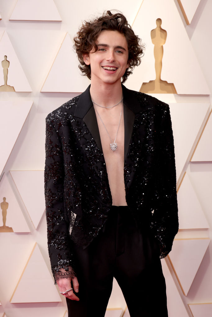 Timothée Chalamet 再次成為紅地毯焦點！以 Louis Vuitton 女裝外套真空上陣亮相奧斯卡頒獎禮