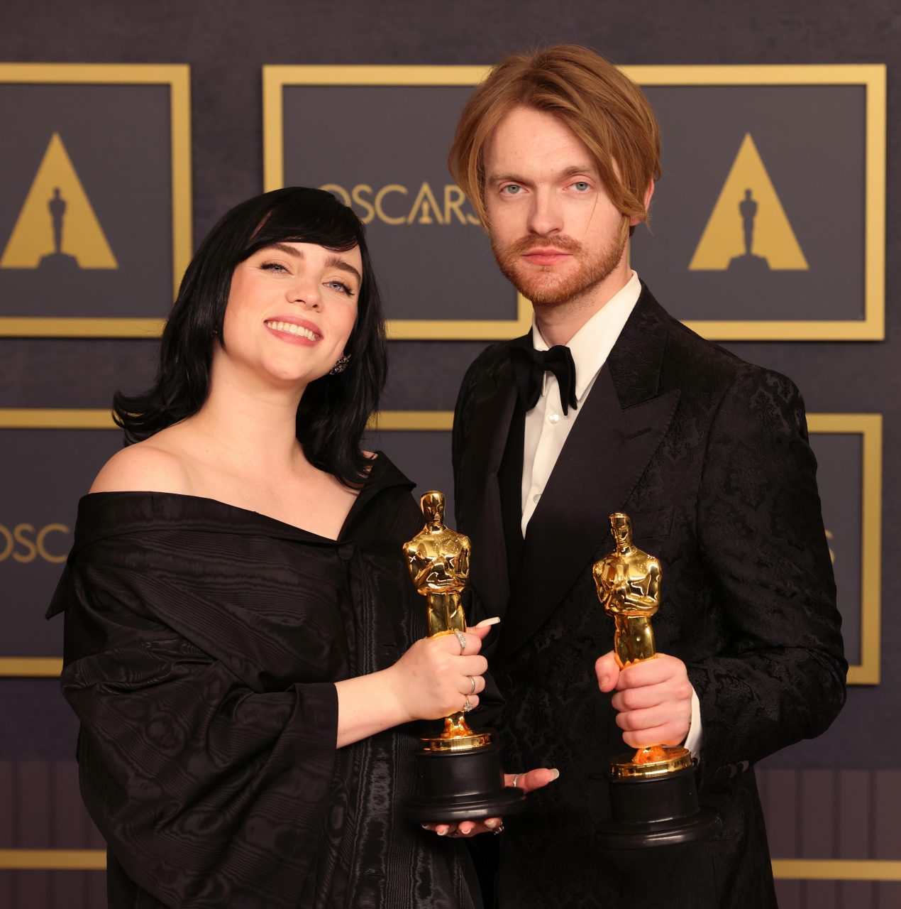 Billie Eilish 與製作人哥哥 Finneas 贏得人生首個奧斯卡！細數兩人的溫馨瞬間 是親人更是音樂知音