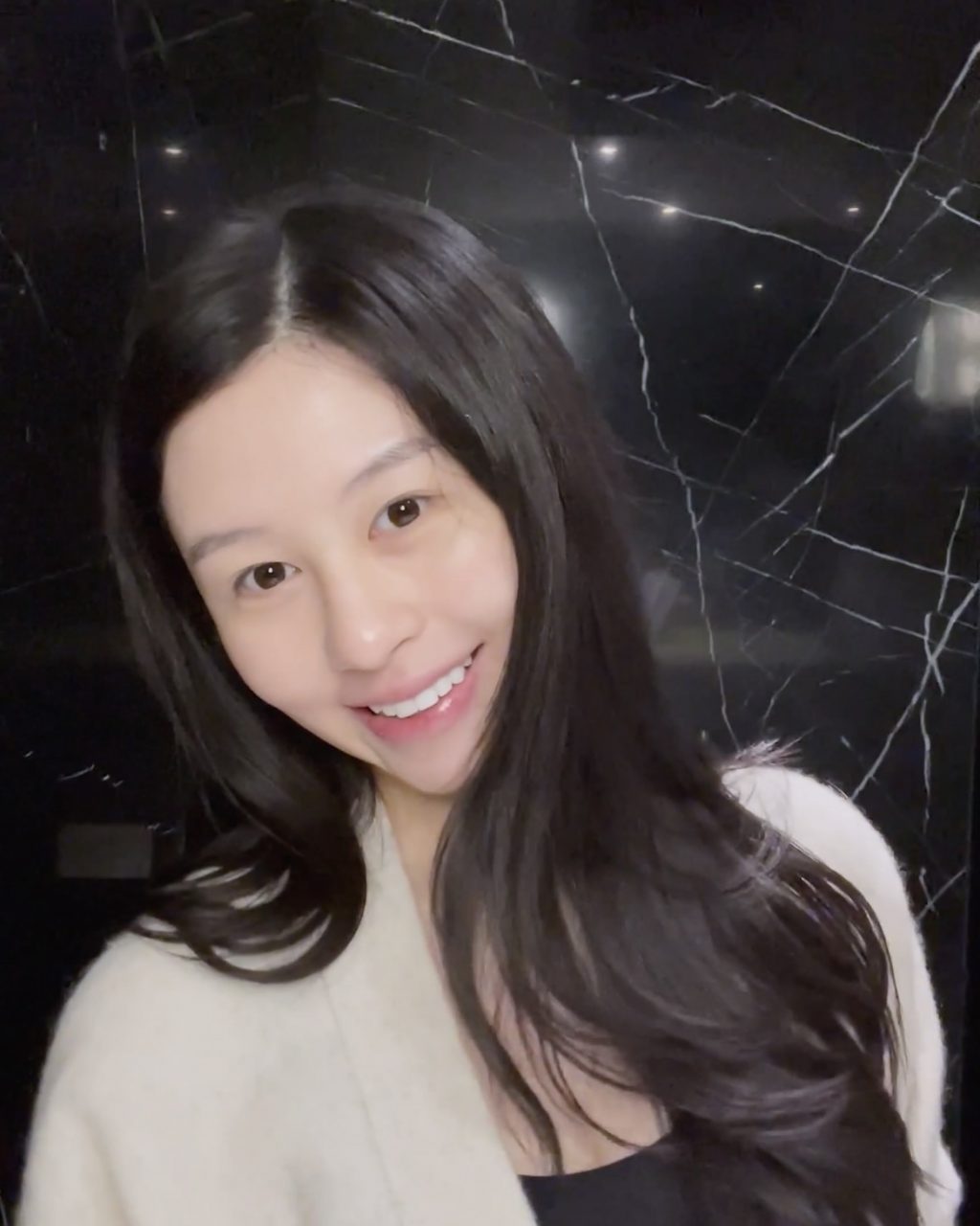 #VogueVoice 沈月 Ayla Sham 首次分享自己韓式透明感妝容：「習慣用上有色保濕面霜」