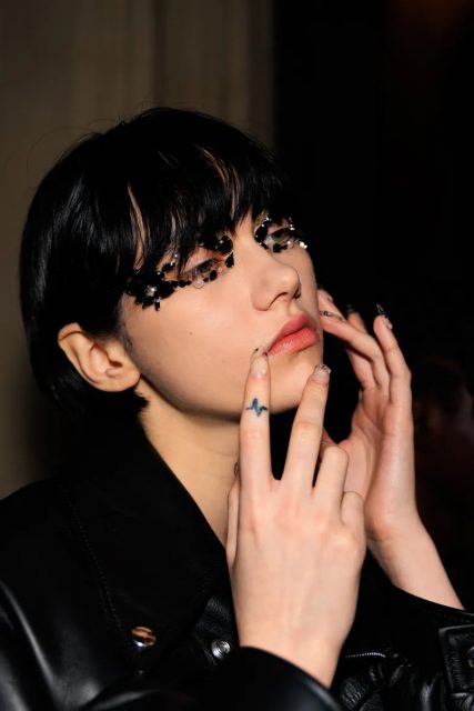 盤點FW22時裝展的15款指甲彩繪!假睫毛黑甲、橄欖綠色、巨型指甲