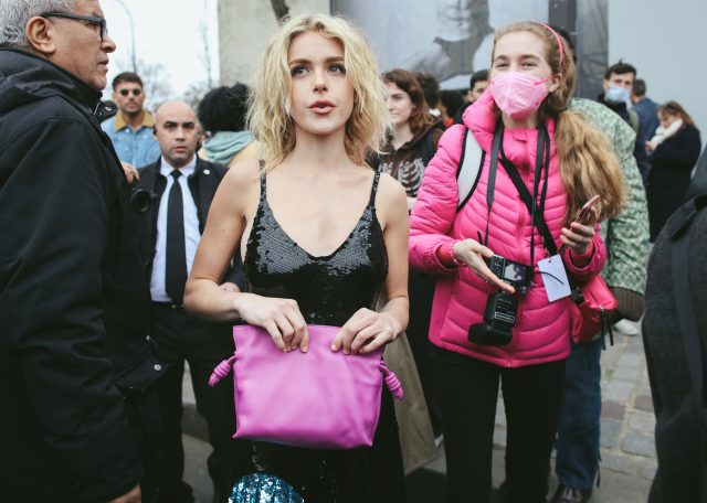 新鮮2022秋冬街拍參考：精選20款給極簡主義者的手袋！投資簡約手袋比經典設計更長青