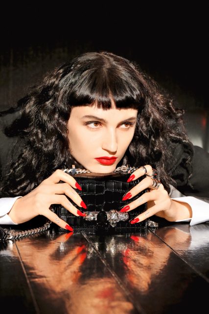 Alexander McQueen 投入電影美學懷抱,再度聯手格林美名導演 Sophie Muller 創黑白故事