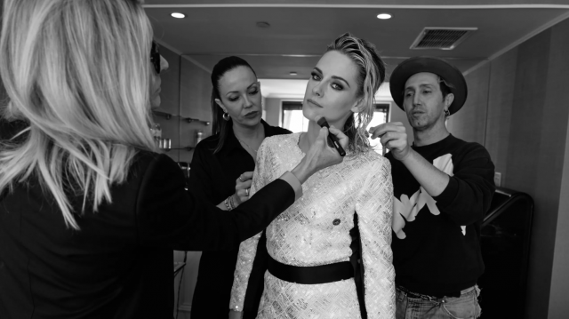 從 Chanel 服裝到妝容髮型，細看 Kristen Stewart 為第37屆獨立精神獎作準備的幕後花絮