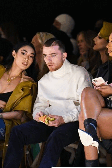 《Euphoria》狂熱席捲今季時裝周！Jacob Elordi 和 Angus Cloud 場上的「零食」時刻、Maude Apatow 首次出席時裝周，還有 Hunter Schafer 及 Chloe Cherry 的天橋時刻 ！