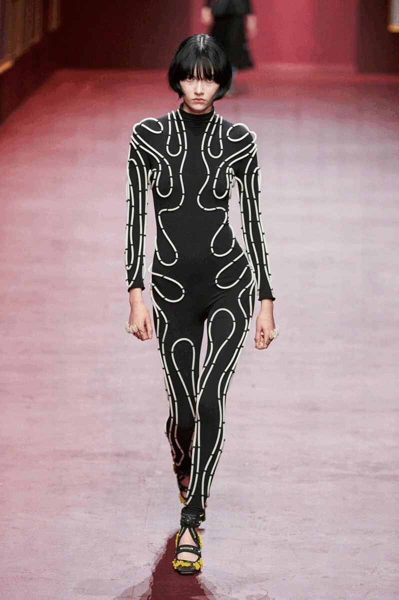 從《魷魚遊戲》鄭浩妍以模特兒身份回歸伸展台、Julia Fox 首次以模特兒身份出道，盤點 2022 秋冬時裝周 10 大難忘的模特兒時刻！