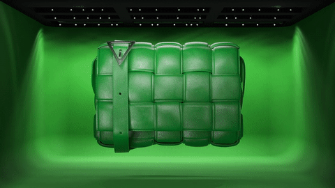 為何 Bottega Veneta 從不需要 Logo 設計?答案是橫跨半世紀的自信宣言:「When Your Own Initials are Enough」