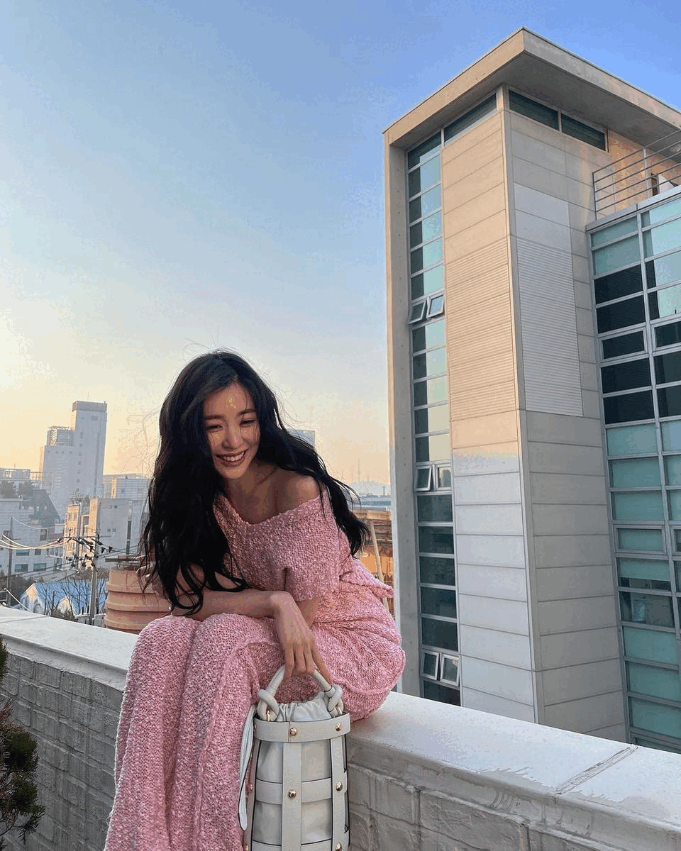 全新水桶袋登場！Salvatore Ferragamo Cage Bag獲時尚達人Tiffany Young、吳家忻Kayan、Bruna Altieri追捧