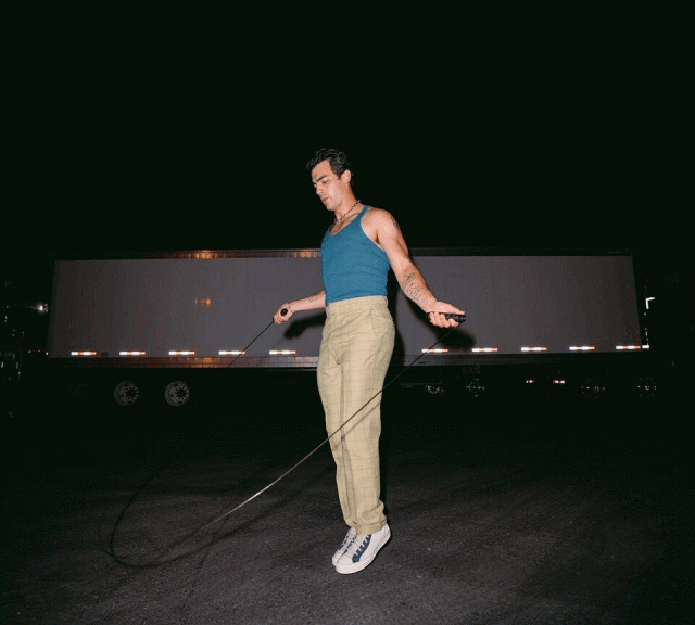 #VogueAtHome  一起跟 Joe Jonas 以跳繩保持完美體態，短時間鍛煉也非常有效？