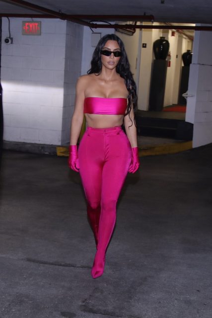 Hot Pink 粉紅色調將是今季大熱!Kim Kardashian 原來與這粉紅色時尚早有淵源?