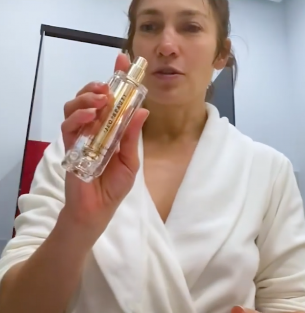 52歲J.Lo大方展示素顏 甚麼是“magic in a bottle”打造無瑕膚質?