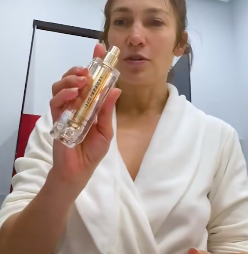 52歲J.Lo大方展示素顏 甚麼是“magic in a bottle”打造無瑕膚質？