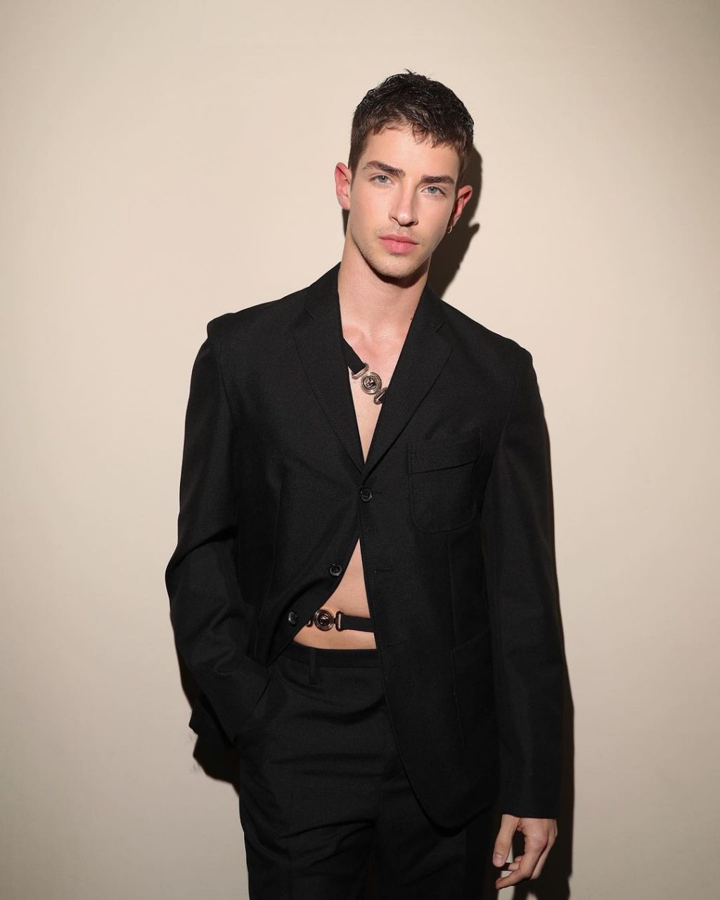 Style File：《Elite》人氣男星 Manu Rios 成為新一代時尚 icon！即參考他的 4 種穿衣風格