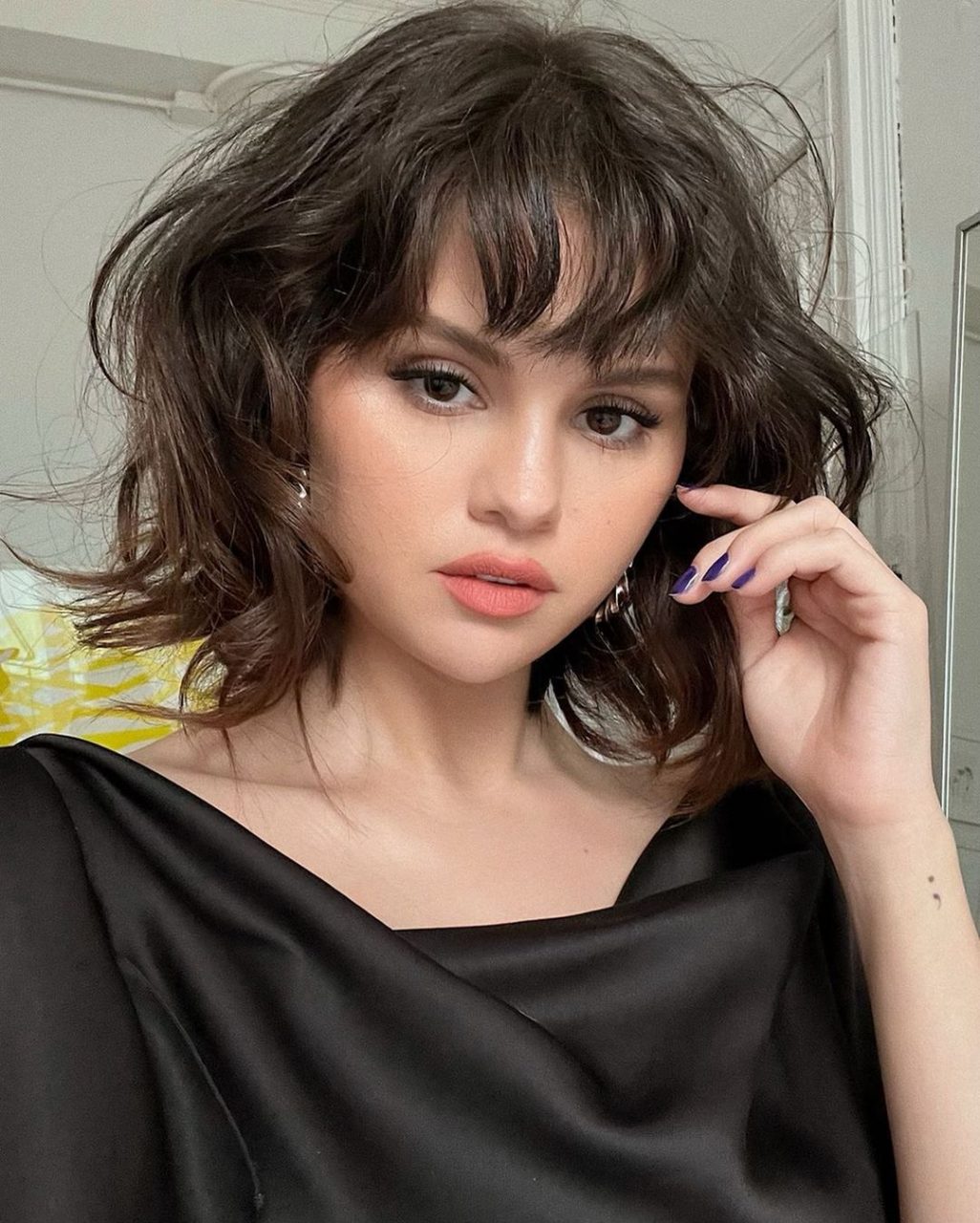 Selena Gomez如何以小技巧為Bob髮昇華？原來秘訣在於劉海上！