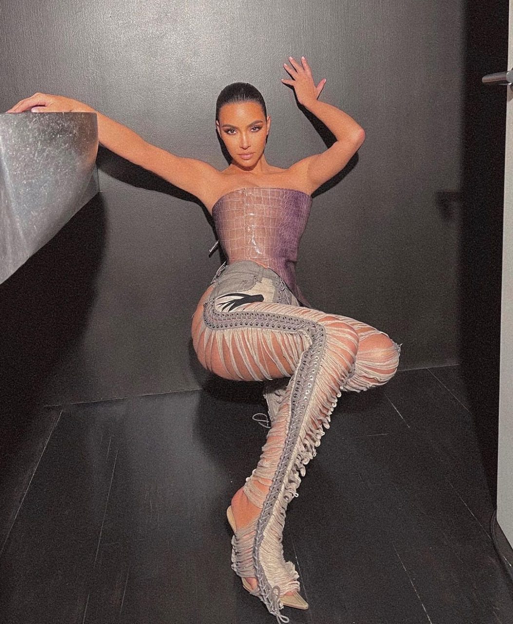破洞牛仔褲流行再次回歸？Kim Kardashian 率先示範挑戰破洞牛仔褲極限！