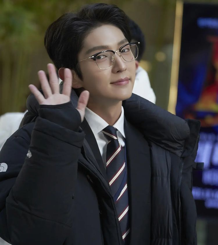 憑實力擺脫「花美男」標籤 與IU親如兄妹？你要知道李準基的二三事