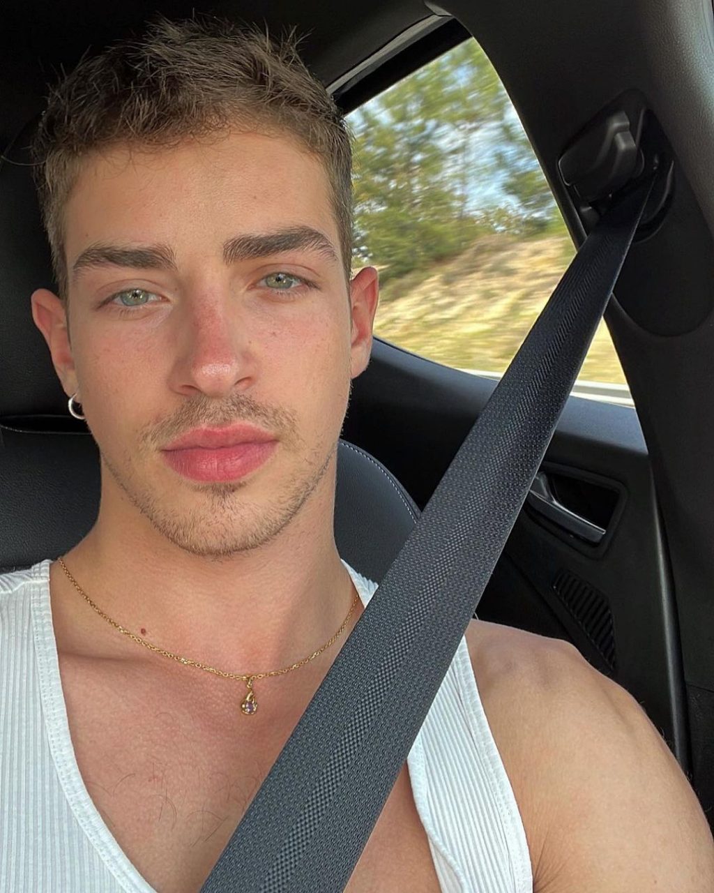 分享男士戴耳環 7 件主意事項，最全面的穿搭與清潔保養技巧指南