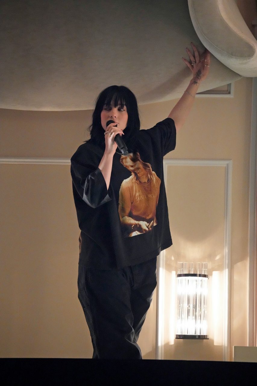 Billie Eilish 格林美獎穿上肖像 T-shirt 上台表演，向已故的 Foo Fighters 傳奇鼓手 Taylor Hawkins 致敬！