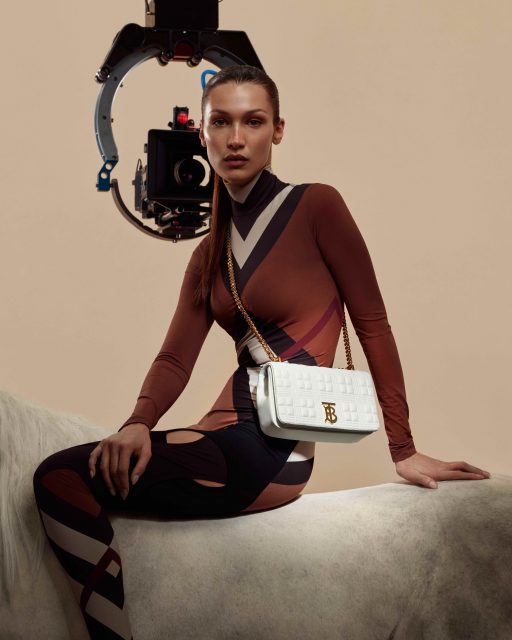 Burberry Lola 手袋全新款式配色登場!超模 Bella Hadid 更騎上機械馬身演釋全新袋款