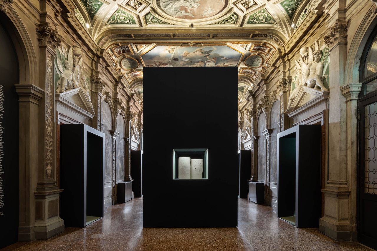 Prada 基金會舉辦威尼斯展覽「Human Brains: It Begins with an Idea」從神經生物學、心理學到人工智能探究人類大腦