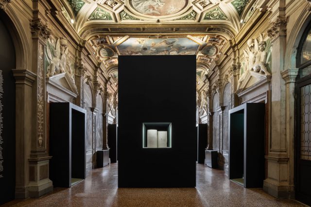 Prada 基金會舉辦威尼斯展覽「Human Brains: It Begins with an Idea」從神經生物學、心理學到人工智能探究人類大腦