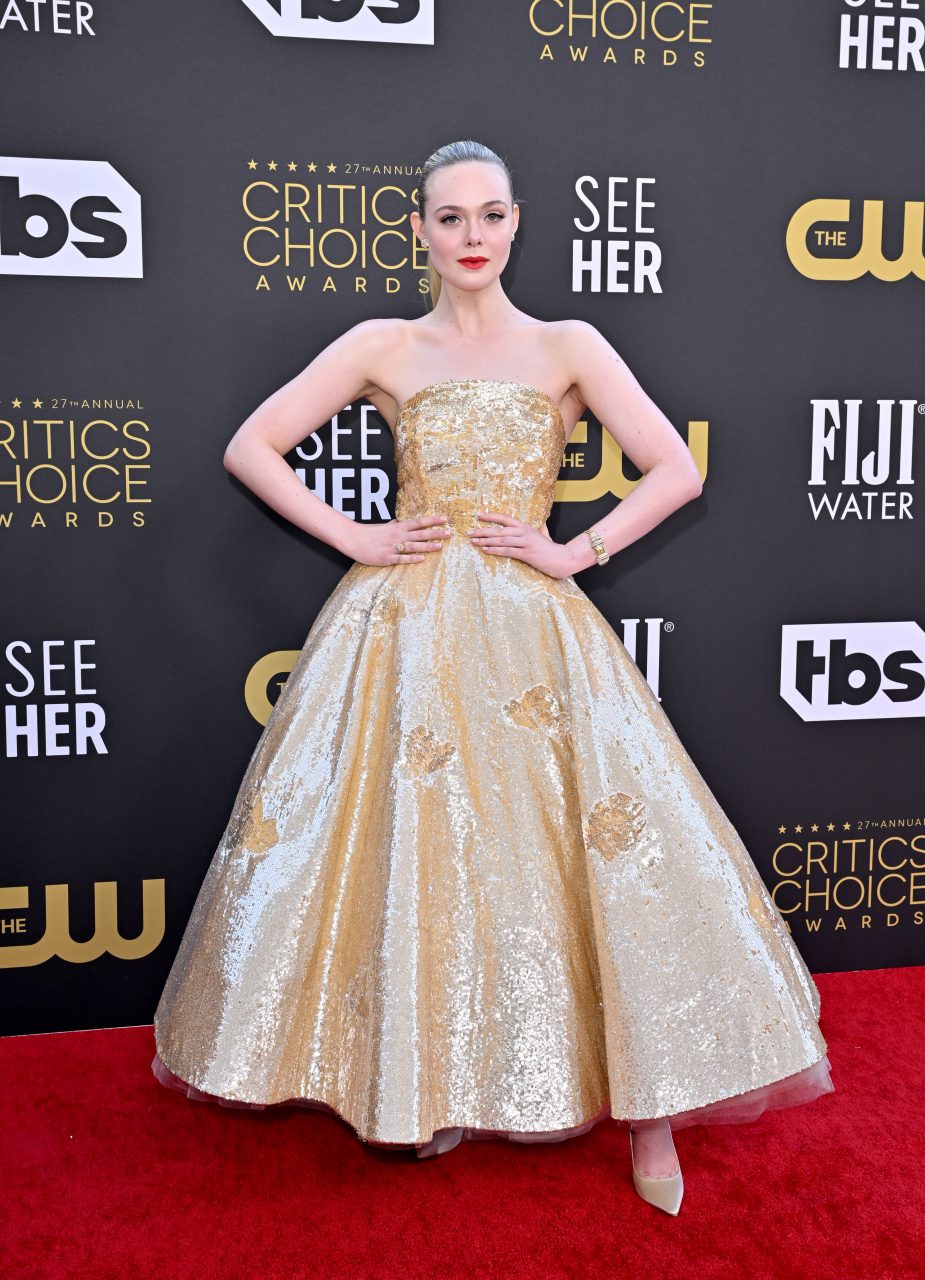 從睡公主到嘉芙蓮大帝的華麗蛻變｜一起欣賞 Elle Fanning 的紅地毯造型進化史