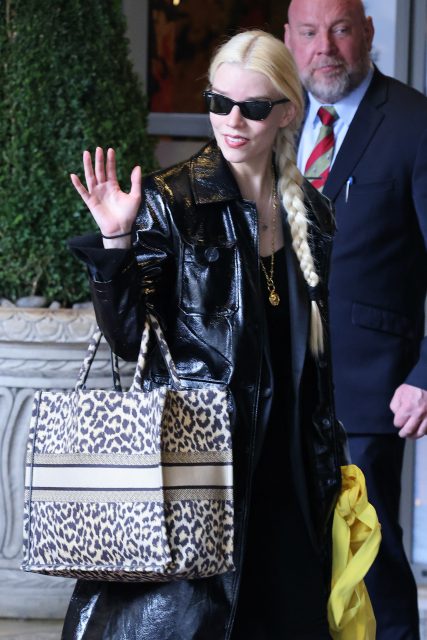 最時尚的街頭髮型!「冰雪精靈」Anya Taylor-Joy率性Boho braids