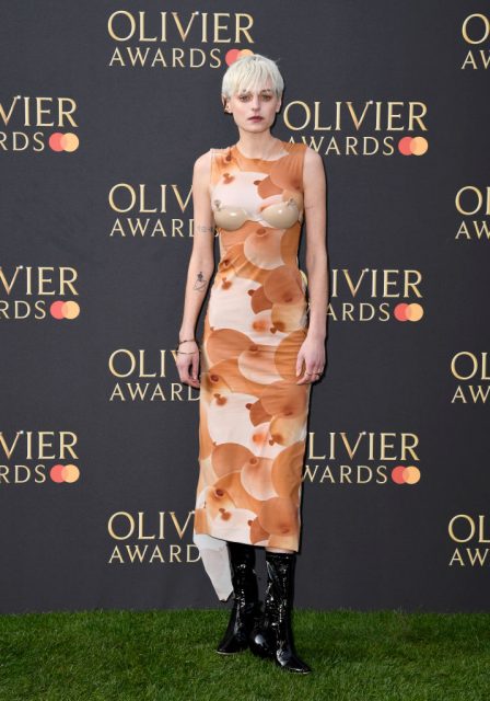 Emma Corrin 以全新 Loewe 造型登場,身上「氣球裙」讓人看得心跳緊張!