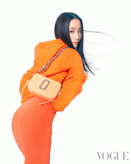 香港新生代張蔓莎 Sabrina Cheung、Moon Tang 示範 Marc Jacobs 2022 春季系列|為經典袋款注入繽紛色彩