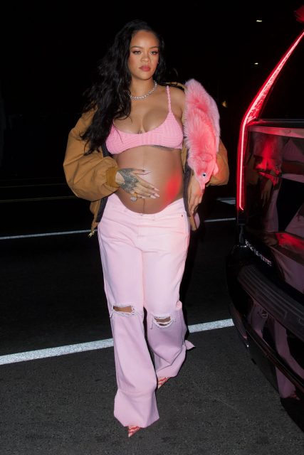 Rihanna 踏入產前倒數階段,以全身粉紅色孕婦裝造型迎接春季!